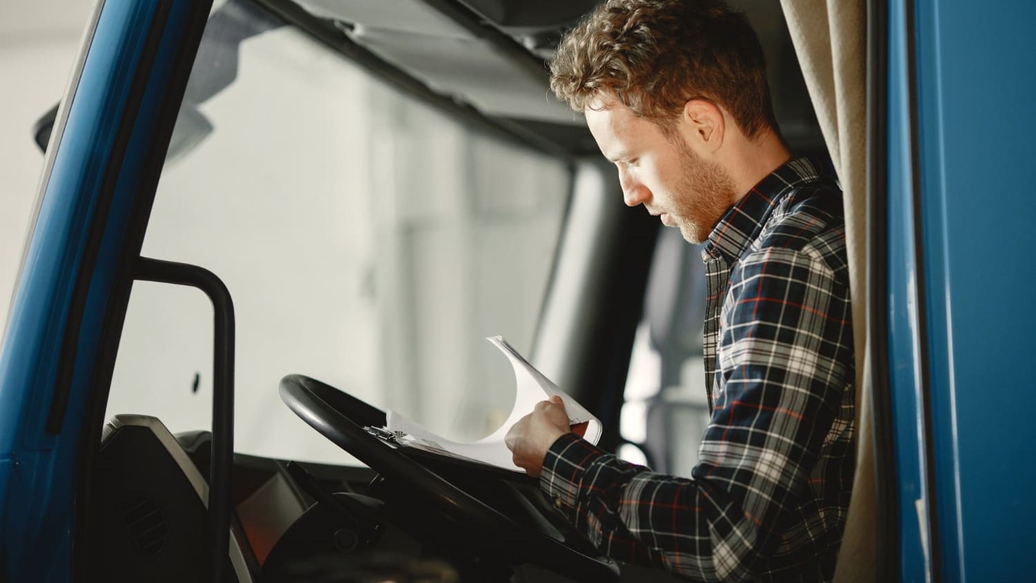 Vrachtwagenchauffeur controleert ADR-documenten voor veilig transport