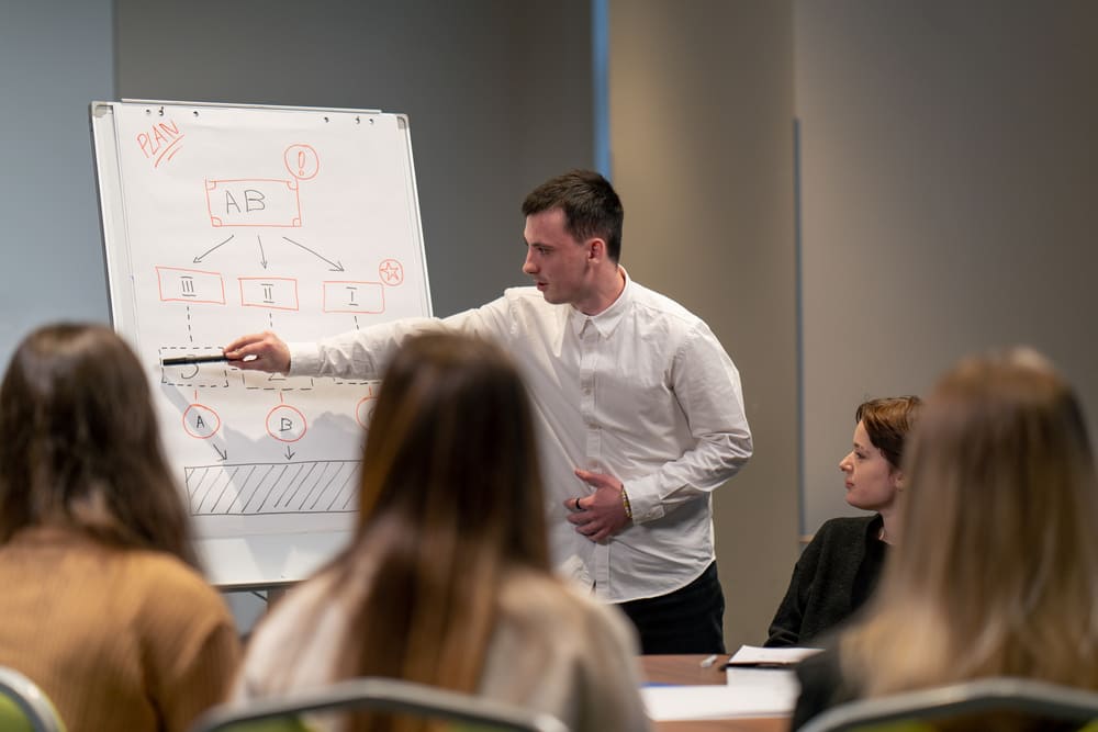 jongeman geeft opfriscursus voor groep mensen