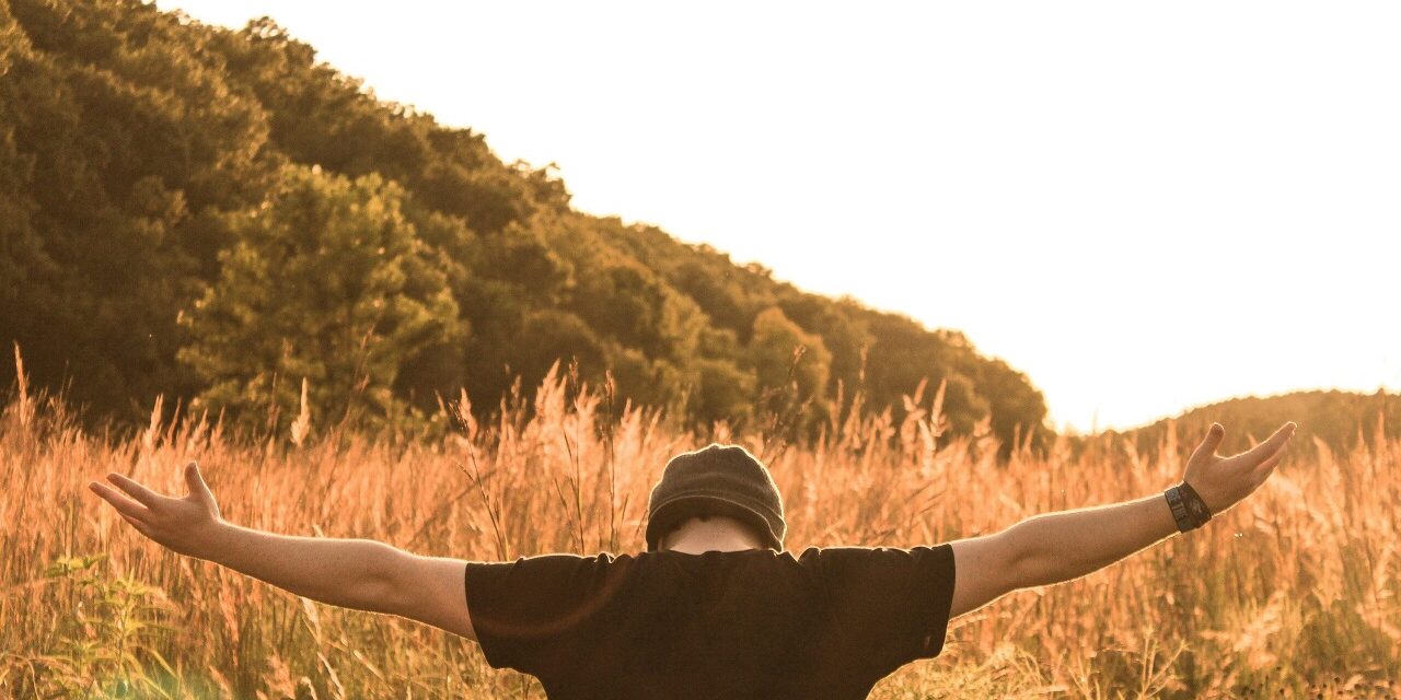 man-die-god-toespreekt-op-pinksteren Pinksteren