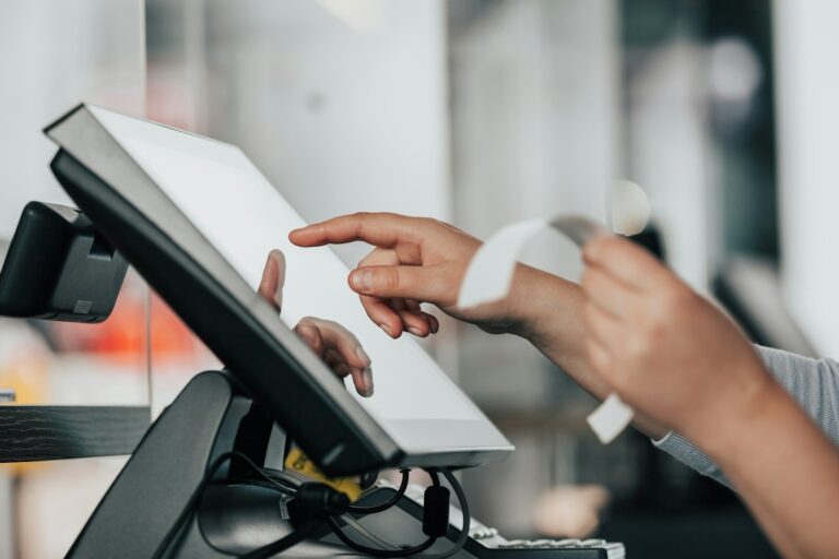 haptische feedback winkelmedewerker die een kassasysteem via touch screen bedient