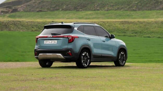 Moderne SUV achteraanzicht buitengebied SUV op grasveld met verhoogde carrosserie en moderne styling, symbool voor comfort en veelzijdigheid.