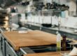 Hygiënisch ingerichte professionele keuken waar HACCP-protocollen worden nageleefd.