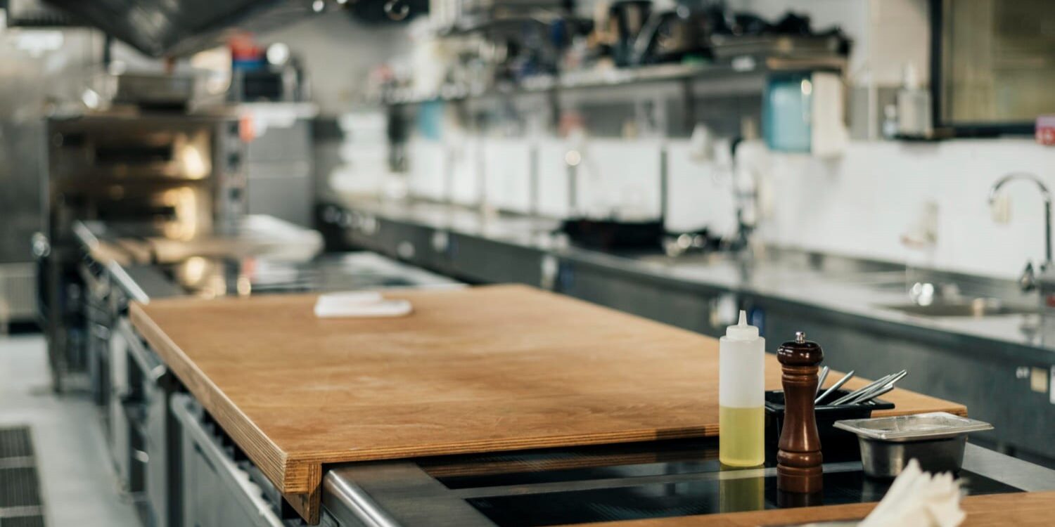 Hygiënisch ingerichte professionele keuken waar HACCP-protocollen worden nageleefd.