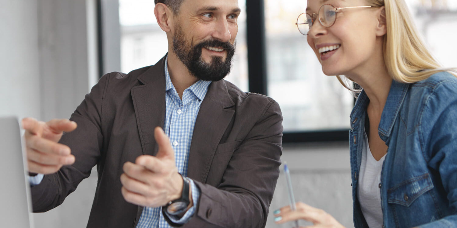 360-feedback gesprek op kantoor Twee collega's bespreken 360-graden feedback tijdens een open en positief werkgesprek.
