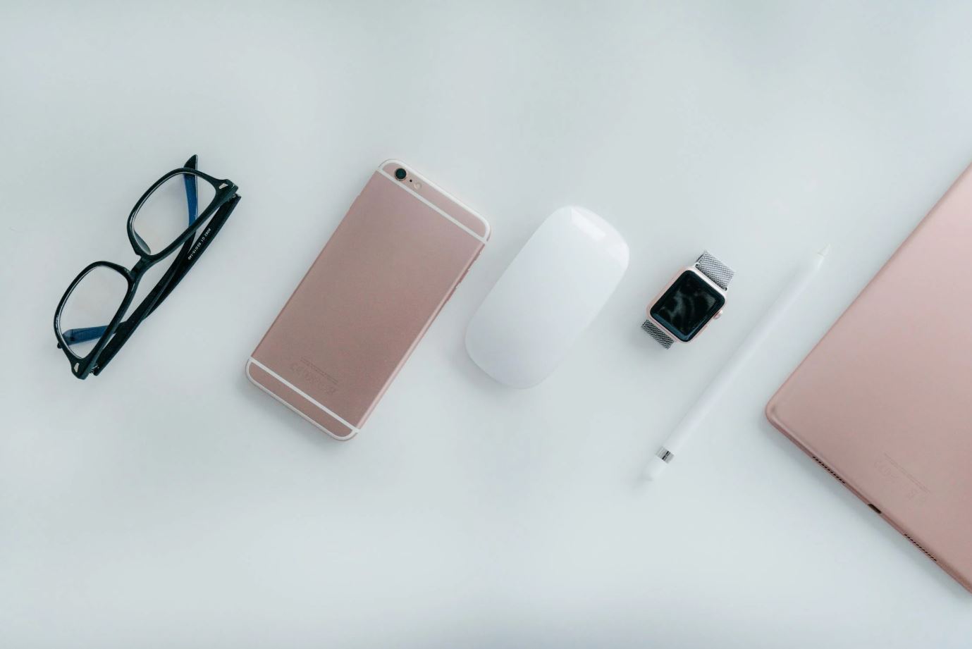 witte ondergrond, focus op Apple-producten