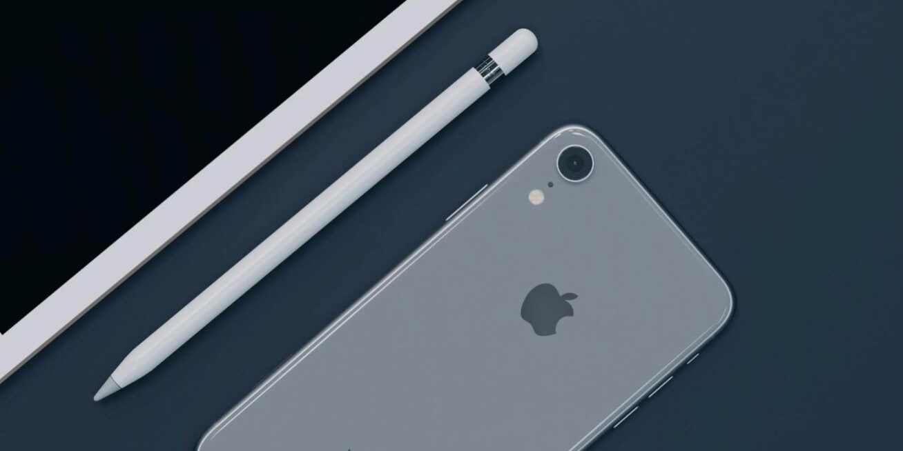 een iphone met apple pen Grijze iPhone en witte Apple Pencil naast een iPad op een donkerblauwe ondergrond