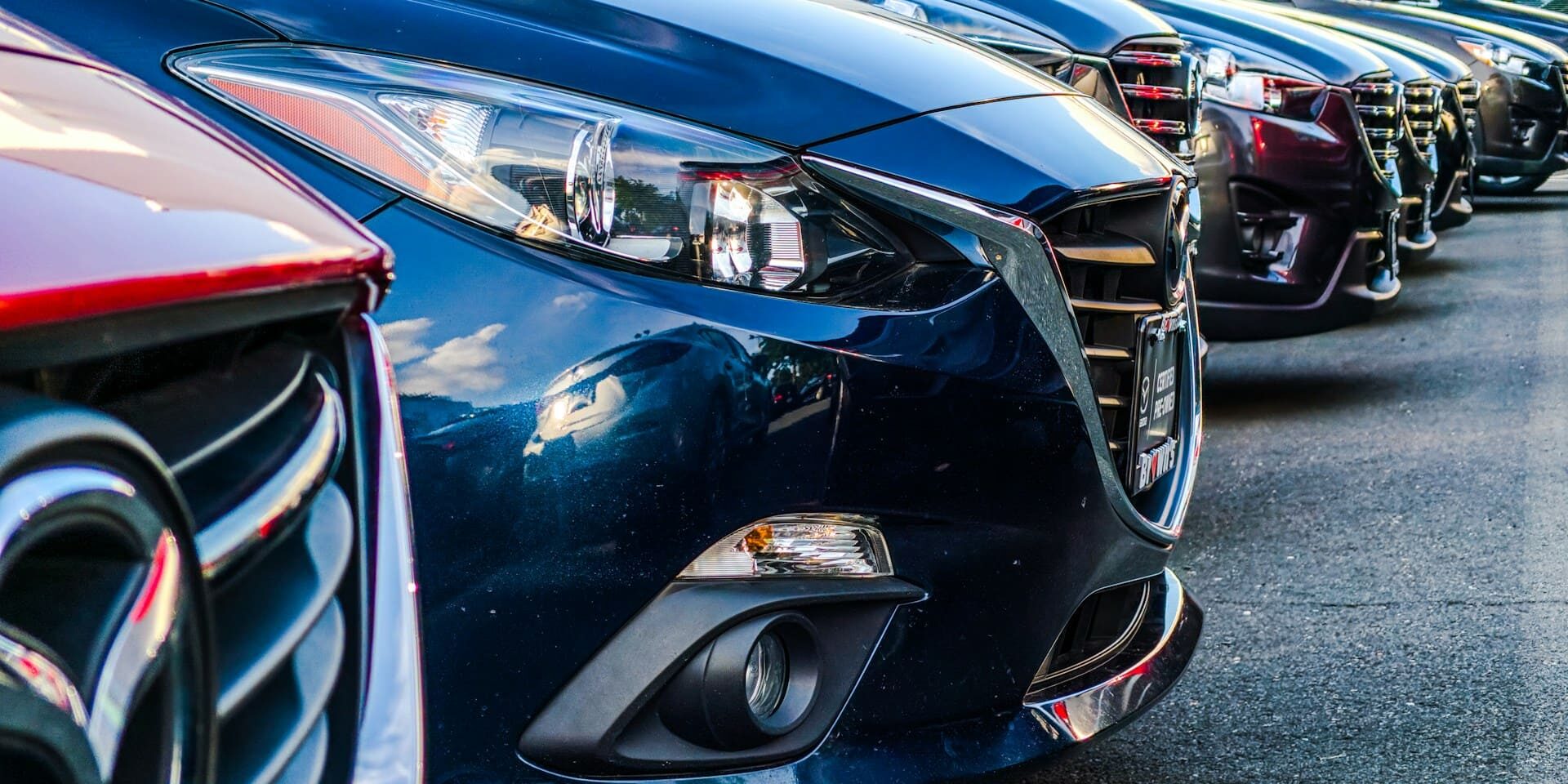 Rij benzineauto’s bij dealer waarbij BPM het prijsverschil tussen modellen beïnvloedt