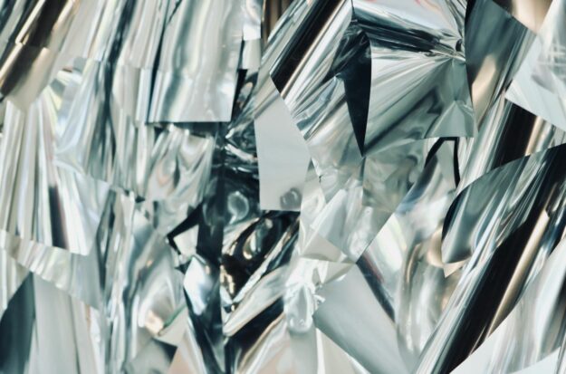 Strak gevouwen en reflecterende vellen aluminiumfolie met glanzend oppervlak – aluminiumfolie