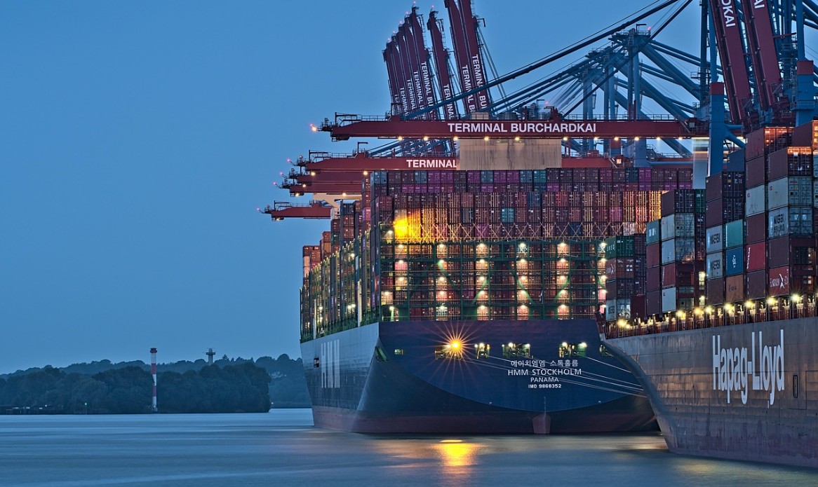 Containerschip HMM Stockholm wordt geladen bij Terminal Burchardkai in Hamburg bij schemerlicht
