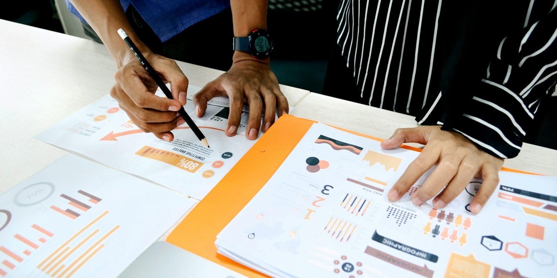 Team bespreekt rapporten en planning voor lift huren Den Haag op locatie