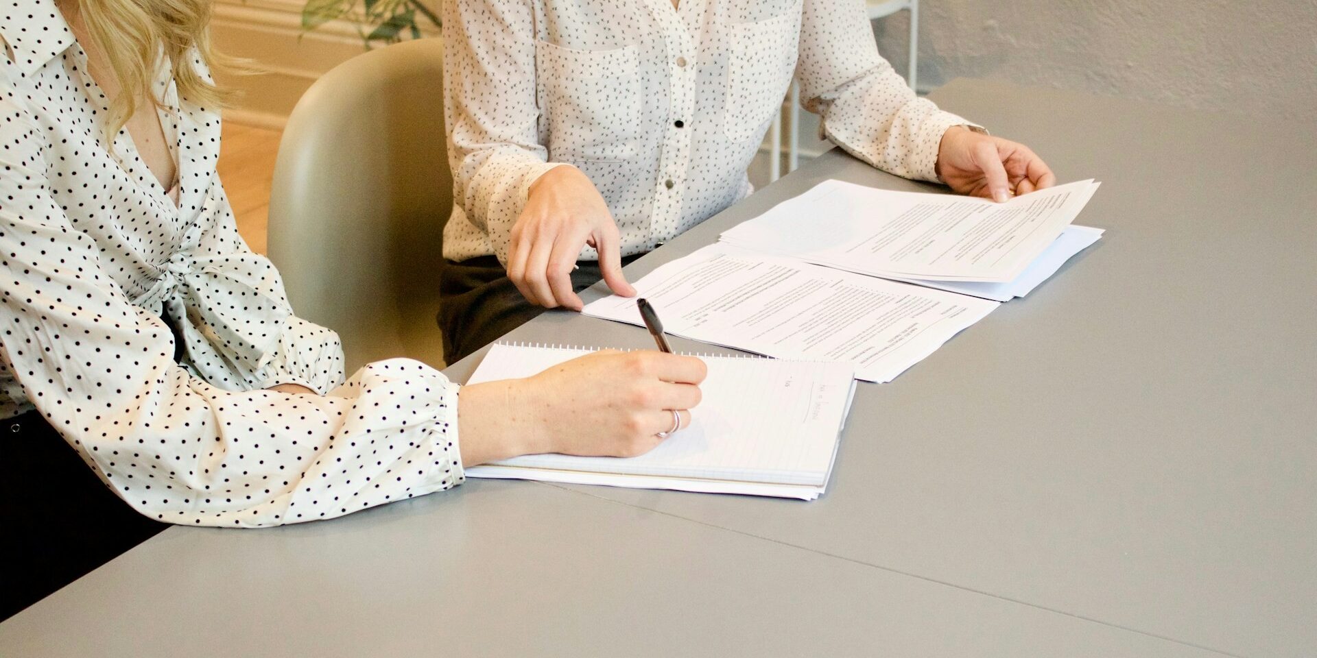 Medewerkers bespreken documenten tijdens audit als onderdeel van VCA-certificering binnen kantooromgeving