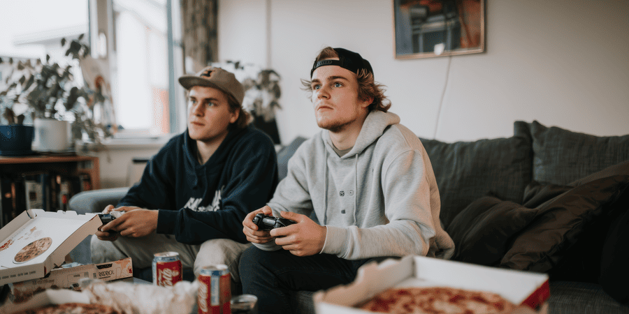 vrienden gamen op bank