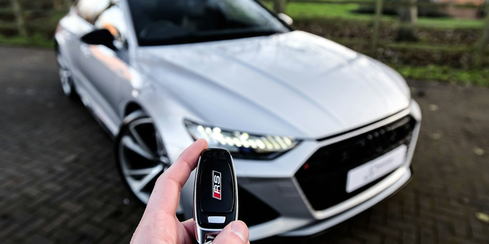 Autosleutel met afstandsbediening voor auto, waarbij transpondercode autosleutel zorgt voor veilige start en herkenning