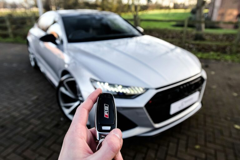 Autosleutel met afstandsbediening voor auto, waarbij transpondercode autosleutel zorgt voor veilige start en herkenning