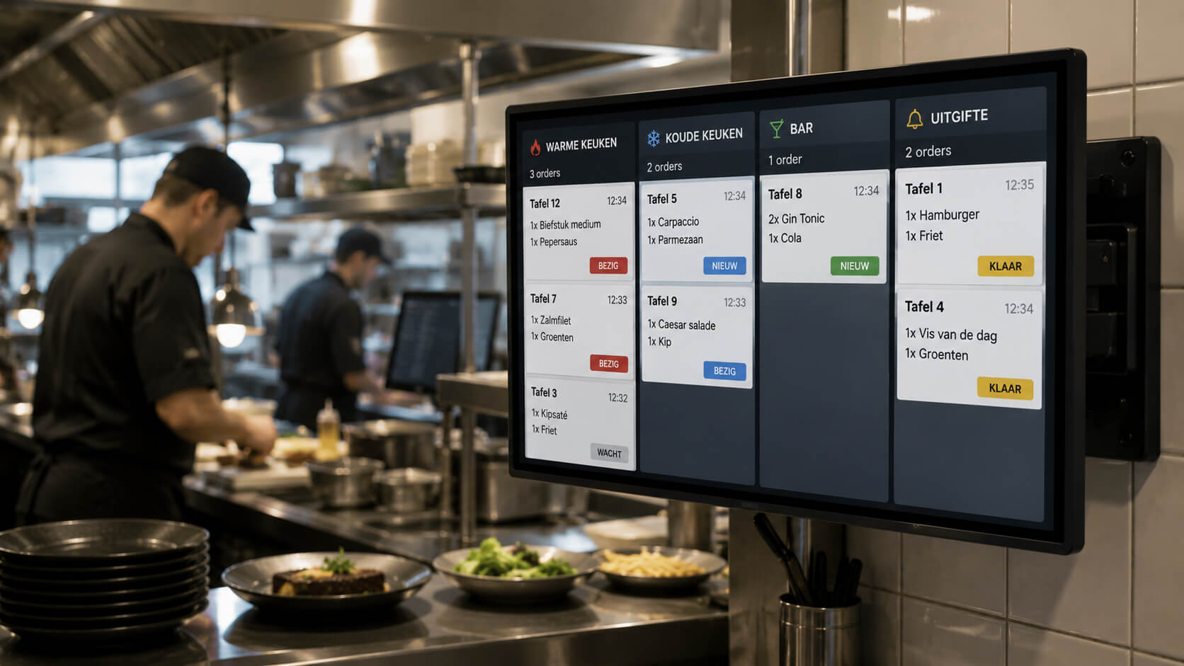 Digitaal keukenscherm met KDS systeem en overzicht van orders in restaurant