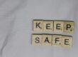 Preventie en veiligheid uitgebeeld met houten blokjes waarop keep safe staat