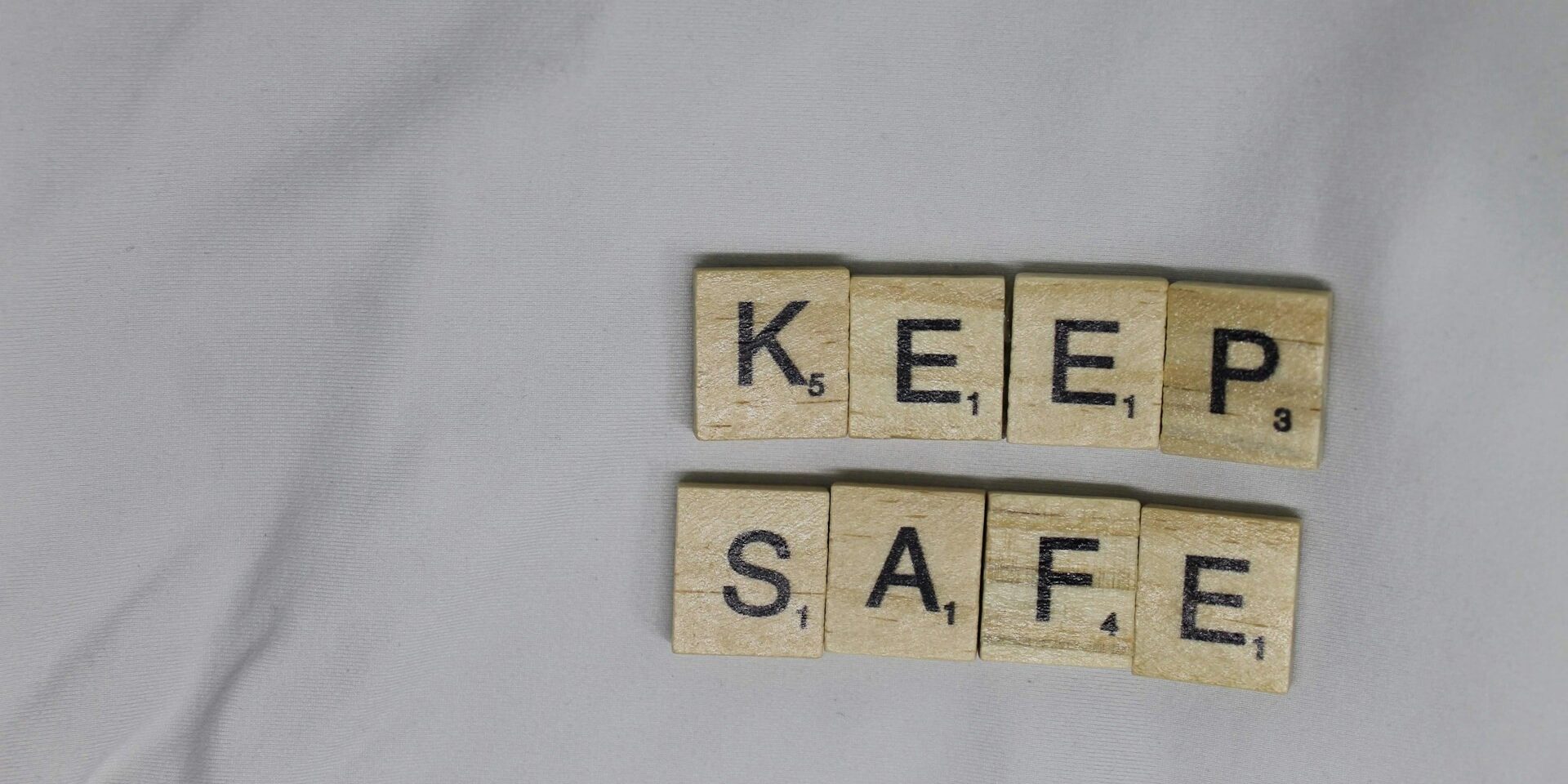 Preventie en veiligheid uitgebeeld met houten blokjes waarop keep safe staat