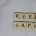 Preventie en veiligheid uitgebeeld met houten blokjes waarop keep safe staat