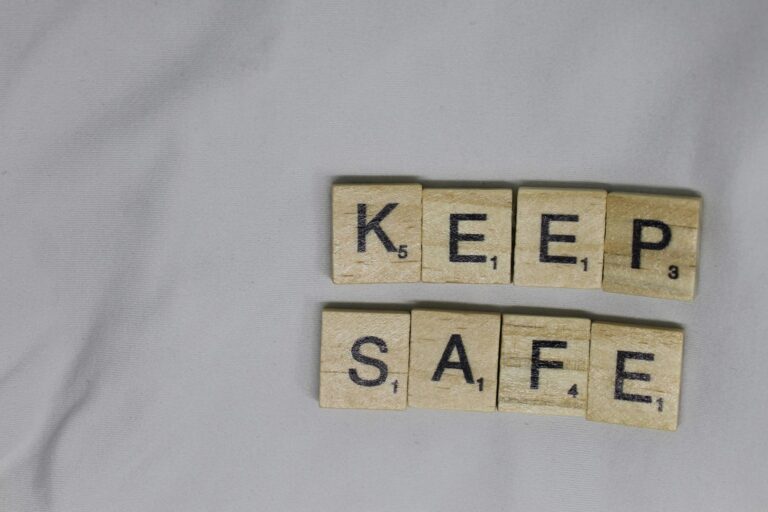 Preventie en veiligheid uitgebeeld met houten blokjes waarop keep safe staat