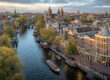 Overzicht van de Amsterdamse grachten en stadsinfrastructuur binnen een Destination Management Company.