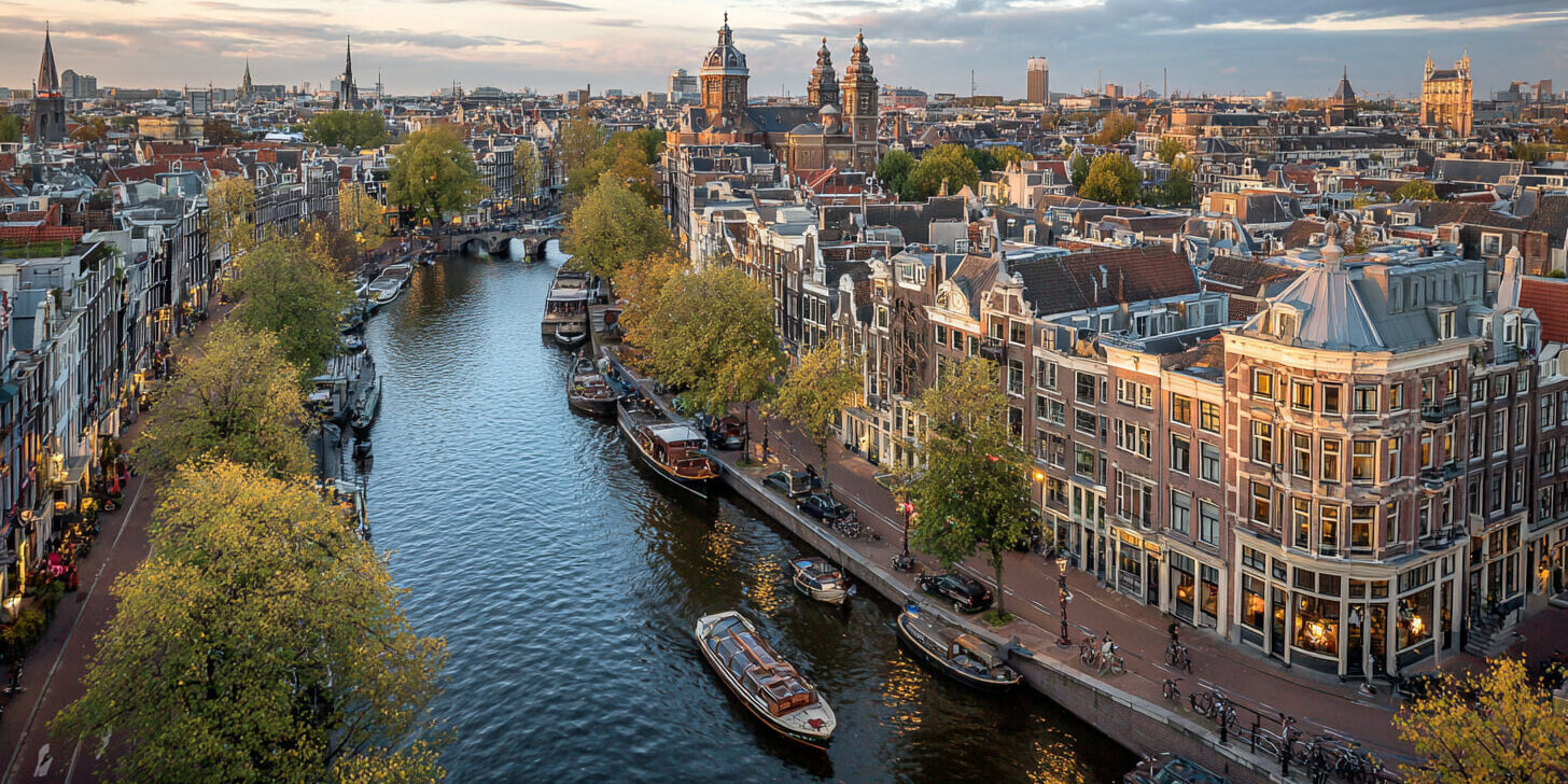 Overzicht van de Amsterdamse grachten en stadsinfrastructuur binnen een Destination Management Company.