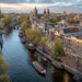 Overzicht van de Amsterdamse grachten en stadsinfrastructuur binnen een Destination Management Company.
