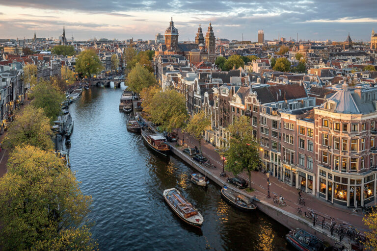 Overzicht van de Amsterdamse grachten en stadsinfrastructuur binnen een Destination Management Company.