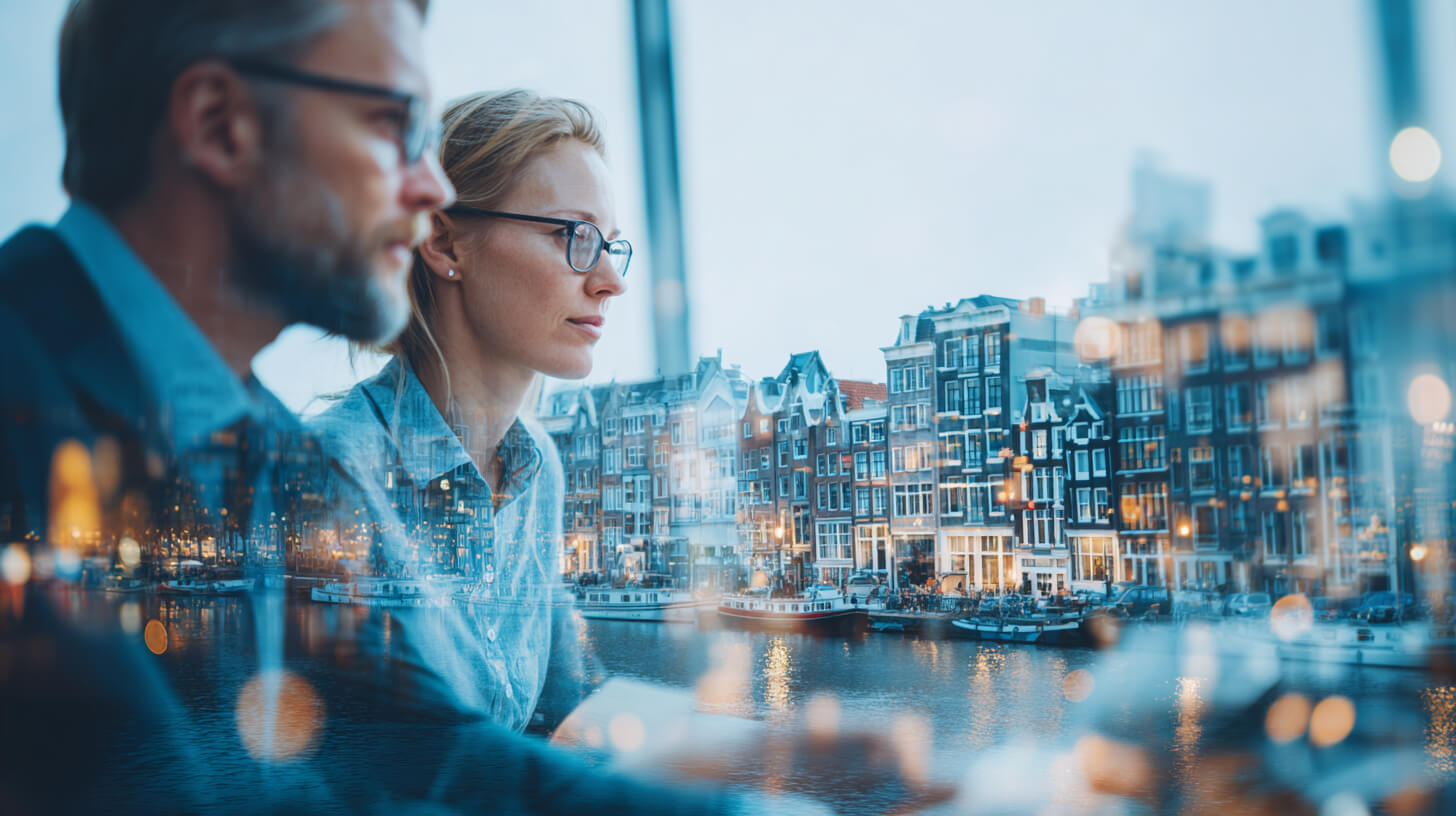 Professionals plannen reizen en logistiek binnen een Destination Management Company in Amsterdam.