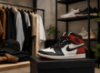 Authentieke sneakers in een moderne sneakerwinkel met streetwear kleding en exclusieve schoenencollectie op de achtergrond
