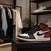 Authentieke sneakers in een moderne sneakerwinkel met streetwear kleding en exclusieve schoenencollectie op de achtergrond