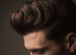 close up van een man met veel volume in zijn haar