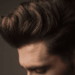 close up van een man met veel volume in zijn haar