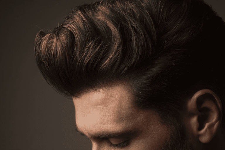 close up van een man met veel volume in zijn haar