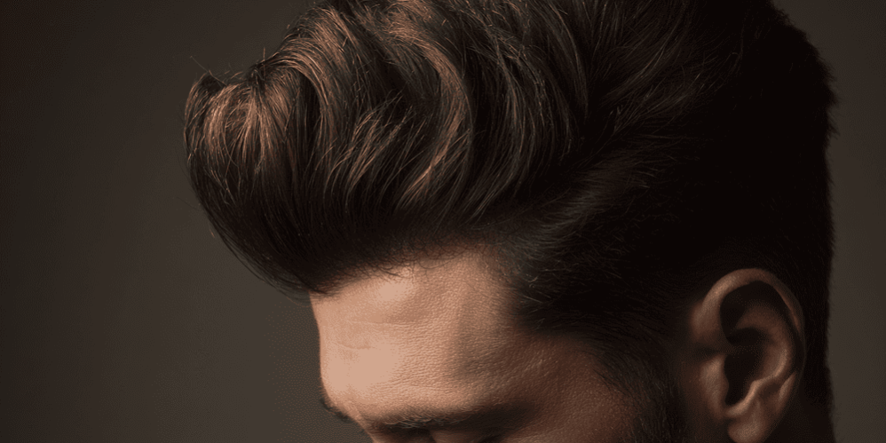 close up van een man met veel volume in zijn haar