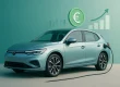Moderne elektrische auto met laderkabel op minimalistische achtergrond, bijtelling elektrisch rijden