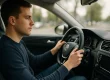 Rustige bestuurder achter het stuur tijdens tussentijdse toets rijbewijs
