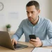 Persoon werkt aan laptop in kantoor met contractdocumenten en kalender op achtergrond, opzegtermijn abonnement.