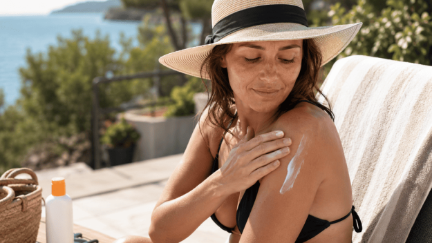 vrouw die zonnebrand insmeert