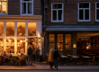 druk restaurant naast een lege restaurant