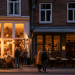 druk restaurant naast een lege restaurant