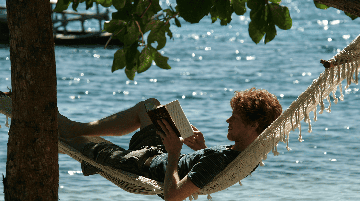 man tijdens sabbatical op reis en leest een boek