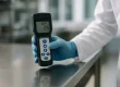 Deskundige voert ATP-meting schoonmaak uit met luminometer op werkblad