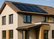 Modern duurzaam woongebouw met zonnepanelen en beng eisen