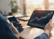 Handen met smartphone en tablet tonen spread aandelen