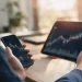 Handen met smartphone en tablet tonen spread aandelen