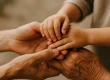 Drie generaties handen ineen, transgenerationeel trauma genezend