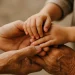 Drie generaties handen ineen, transgenerationeel trauma genezend